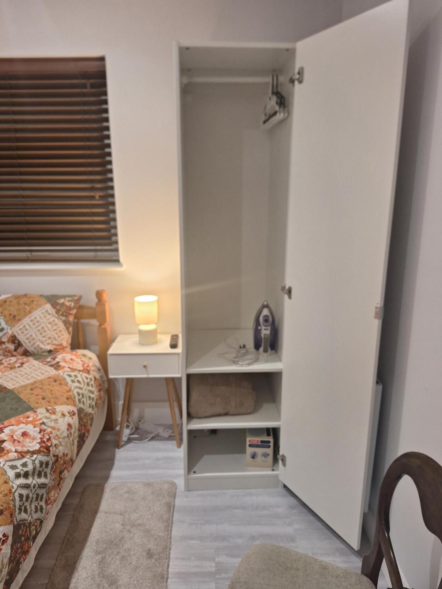 Budget Single Room Only For One Adult - Shared Flat Northolt  Exterior foto