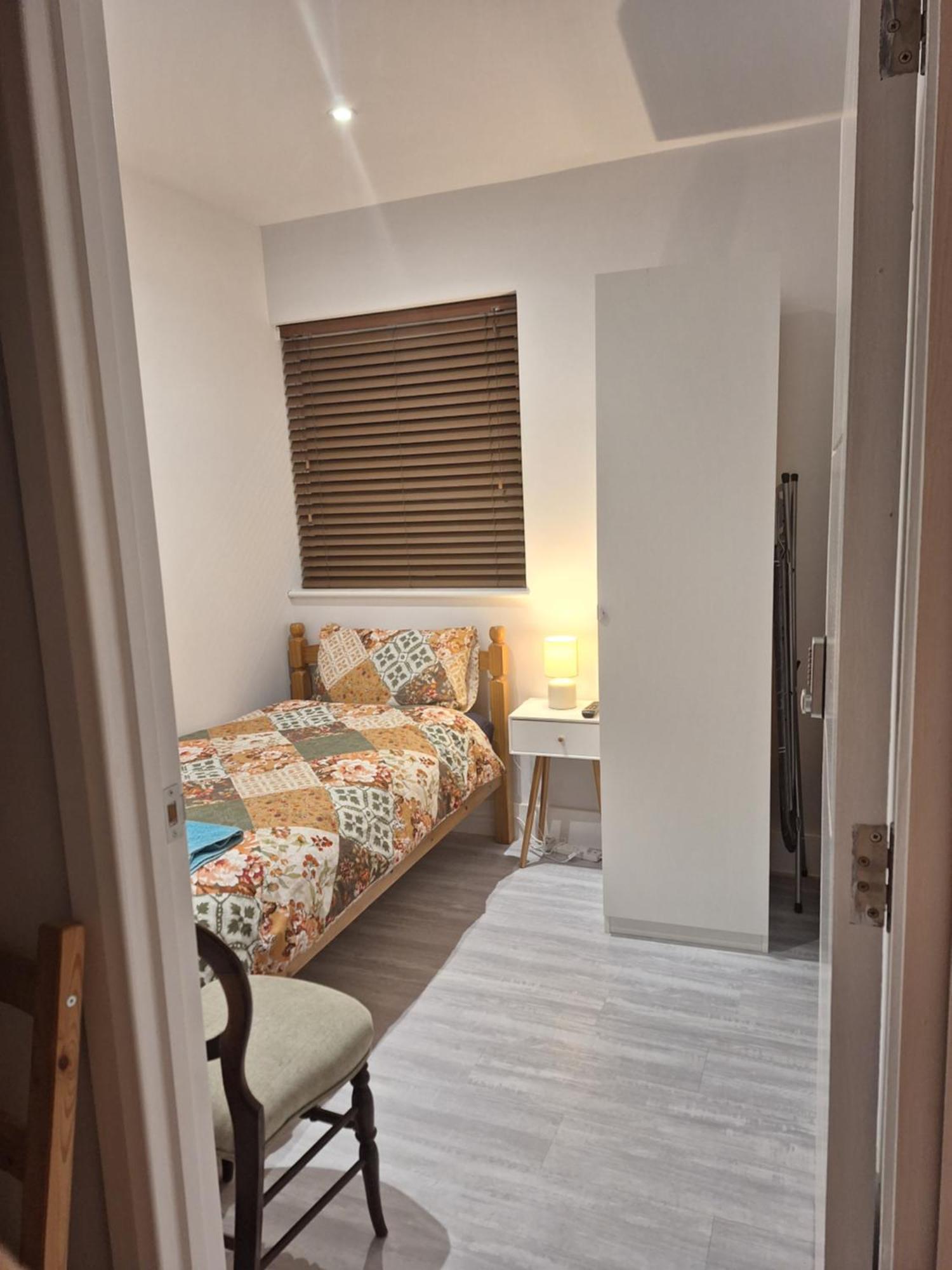 Budget Single Room Only For One Adult - Shared Flat Northolt  Exterior foto